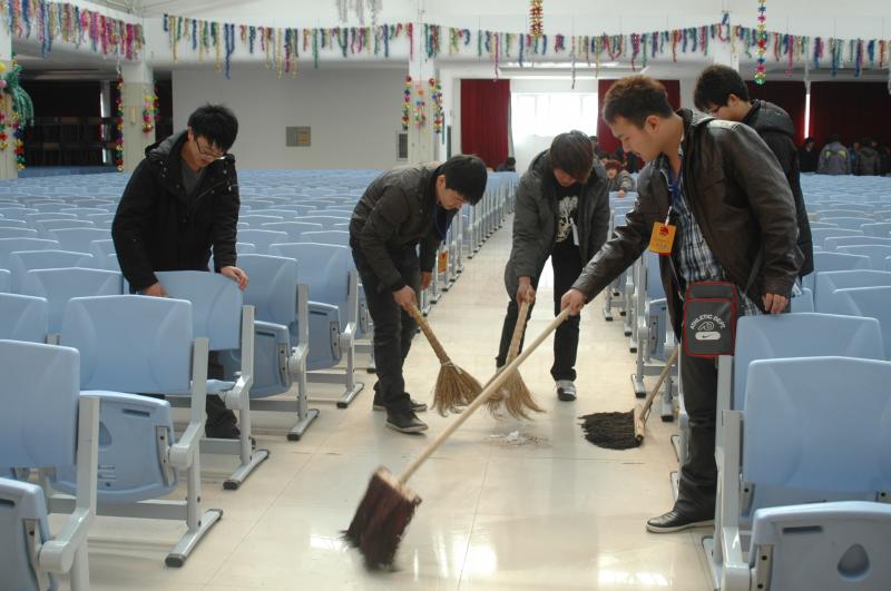院團(tuán)委組織開展學(xué)雷鋒活動